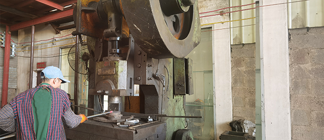 生產(chǎn)螺絲設(shè)備